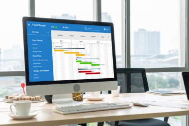 Ekip projesinin zaman çizelgesini gösteren bilgisayar ekranında, modern iş projesi yönetimi için proje planlama yazılımı