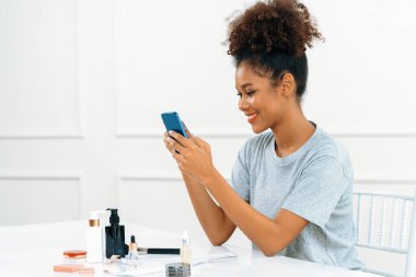 Genç mutlu bir kadın internetten alışveriş yaparak ürün satın alırken aynı zamanda internet üzerinden online kredi kartı ödeme sistemi ile çevrimiçi mağaza platformundan önemli siber güvenlik tarafından korunan ürünler sipariş ediyor.