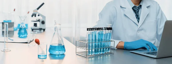 Científico Llevar Cabo Experimentos Químicos Investigación Laboratorio Médico Como Desarrollo —  Fotos de Stock
