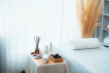Lüks spa merkezindeki kaplıca masasında güzellik ve güzellik salonu aksesuarları. Spa masajı ve eğlence arka planı konsepti. Sessiz.