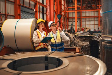 Mühendis veya müfettişle birlikte metal fabrikasındaki depo envanter yönetimi depolama kontrolü ve silindir üzerindeki kalite kontrol değerlendirmelerini inşaat mühendisliği projesi için yaptı. Örnek gösteriliyor