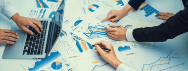 Grup toplantısındaki iş adamları resmi kıyafet paylaşımı fikrine sahipler. Şirketin yaratıcı çalışma alanındaki kar raporunu tartışıyorlar. Grup toplantısı masasında yakın çekim yapmak için. Konuşma .