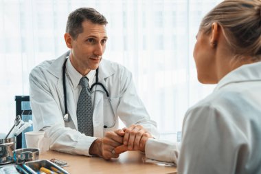 Profesyonel üniformalı doktor hastanedeki ya da klinikteki hastayı muayene ediyor. Sağlık, tıbbi ve doktor servis konsepti. Jivy