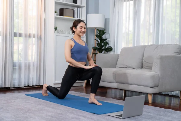 Asiatisk Kvinna Sportkläder Gör Yoga Motion Träningsmatta Som Hennes Hem — Stockfoto