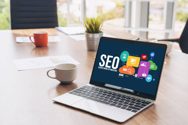 SEO-поисковик для модной электронной коммерции и онлайн-ритейла, отображаемый на экране компьютера