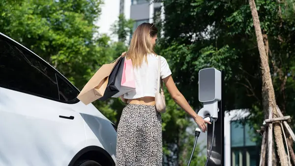 Mladá Žena Cestovat Elektrické Auto Nabíjení Zelené Udržitelné Městské Venkovní — Stock fotografie