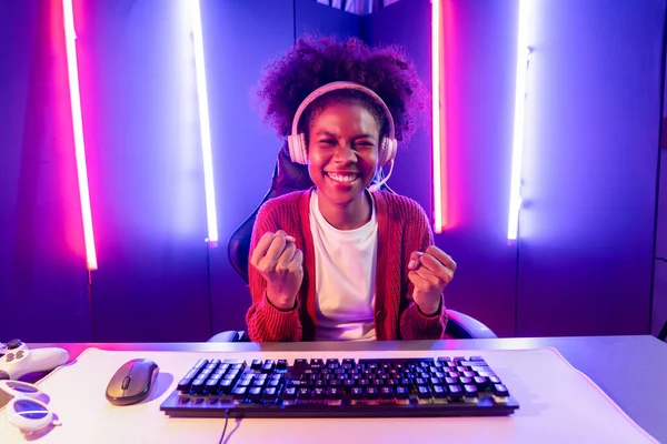 Gaming Streamer African Girl Playing Online Fighting Esport Skilled Team — Stock Photo, Image