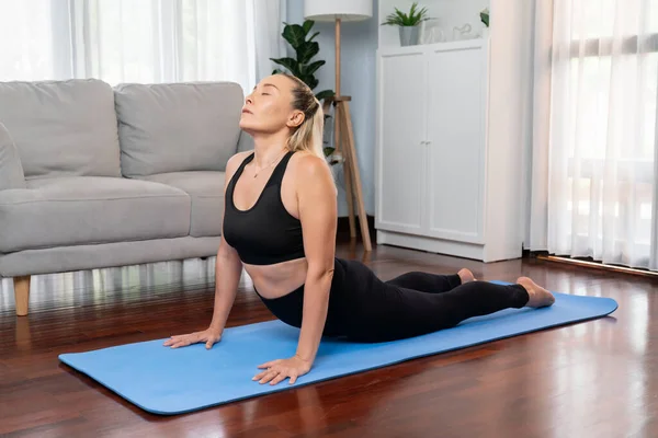 Senior Vrouw Sportkleding Doet Yoga Meditatie Houding Trainingsmat Thuis Gezonde — Stockfoto