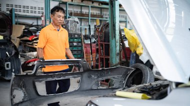 Yetenekli teknisyenler araba servisinde kaportayı yenilemek için araba tamponunu hasarlı araç parçalarıyla değiştirmek ya da gizlemek için çalışırlar. Oxus.