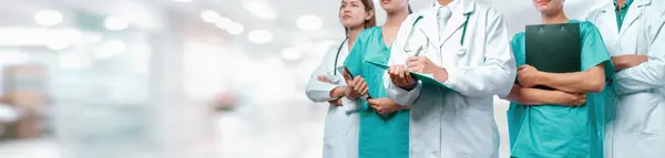 Doktor Hemşiresi Sağlık Uzmanı Olan Kendine Güvenen Tıbbi Ekip Bulanık — Stok fotoğraf