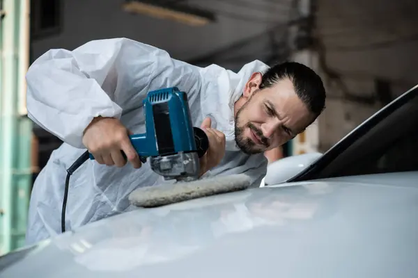 Loja Reparação Automotiva Conceito Carro Detalhando Polimento Por Trabalhador Serviço — Fotografia de Stock