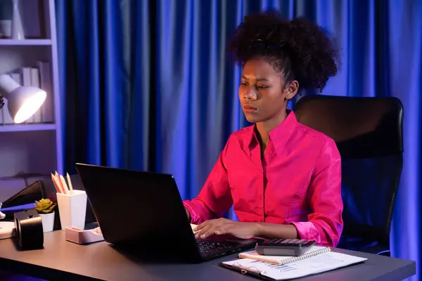 Африканская Женщина Бизнесмен Блоггер Розовой Рубашке Серьезным Лицом Глядя Фокусируясь — стоковое фото