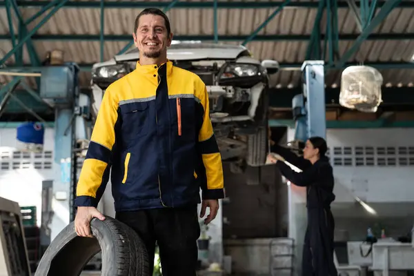 Selbstbewusstes Und Glückliches Mechaniker Porträt Mit Lächeln Und Uniform Auf — Stockfoto