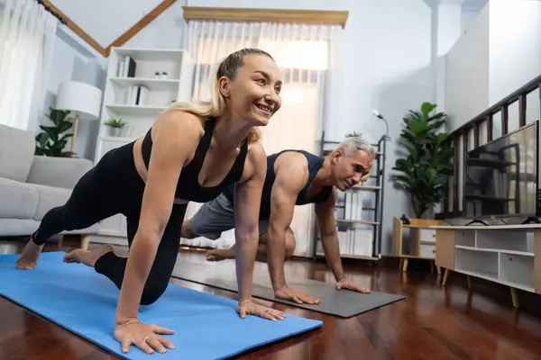 Atletisch Actief Senior Paar Doen Oefening Fit Mat Met Plank — Stockfoto