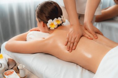 Kafkas çift müşterisi stres önleyici spa masajının keyfini çıkarıyor ve lüks otel veya oteldeki gündüz açık hava ortamında güzellik teniyle eğleniyor. Sessiz.