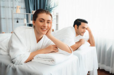 Kafkas çift müşterisi stres önleyici spa masajının keyfini çıkarıyor ve lüks otel veya oteldeki gündüz açık hava ortamında güzellik teniyle eğleniyor. Sessiz.