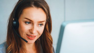 Ofiste çalışan kulaklık takan işadamları uzak müşteri ya da meslektaşlarını desteklemek için çalışıyorlar. Çağrı merkezi, tele pazarlama, müşteri destek acentesi telefon görüşmesinde hizmet sağlıyor. Jivy