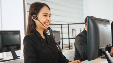 Ofiste çalışan kulaklık takan işadamları uzak müşteri ya da meslektaşlarını desteklemek için çalışıyorlar. Çağrı merkezi, tele pazarlama, müşteri destek acentesi telefon görüşmesinde hizmet sağlıyor. Jivy