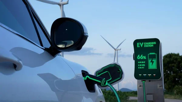 Elektryczny Samochód Ładujący Energię Stacji Ładowania Inteligentną Ładowarką Farmie Turbin — Zdjęcie stockowe