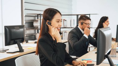 Ofiste çalışan kulaklık takan işadamları uzak müşteri ya da meslektaşlarını desteklemek için çalışıyorlar. Çağrı merkezi, tele pazarlama, müşteri destek acentesi telefon görüşmesinde hizmet sağlıyor. Jivy