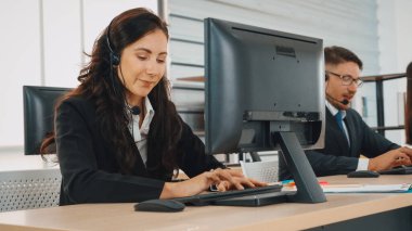 Ofiste çalışan kulaklık takan işadamları uzak müşteri ya da meslektaşlarını desteklemek için çalışıyorlar. Çağrı merkezi, tele pazarlama, müşteri destek acentesi telefon görüşmesinde hizmet sağlıyor. Jivy