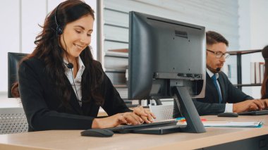 Ofiste çalışan kulaklık takan işadamları uzak müşteri ya da meslektaşlarını desteklemek için çalışıyorlar. Çağrı merkezi, tele pazarlama, müşteri destek acentesi telefon görüşmesinde hizmet sağlıyor. Jivy