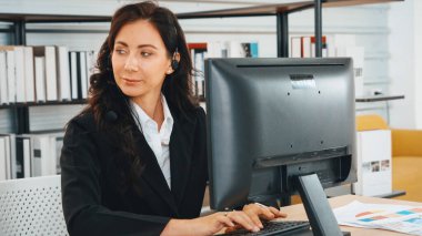 Ofiste çalışan kulaklık takan işadamları uzak müşteri ya da meslektaşlarını desteklemek için çalışıyorlar. Çağrı merkezi, tele pazarlama, müşteri destek acentesi telefon görüşmesinde hizmet sağlıyor. Jivy