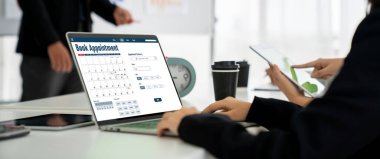 İnternet sitesindeki modish regrition için çevrimiçi aplikasyon rezervasyon takvimi