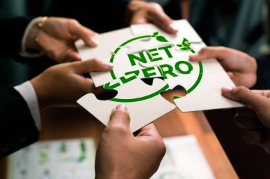 Yapboz parçalarını oluşturan bir grup iş adamı, CO2 salınımını daha yeşil bir Dünya için sürdürülebilir bir çözüm olarak azaltmak için net sıfır ikon sembolü olarak ekolojik bir sorumluluk oluşturuyorlar. Antika