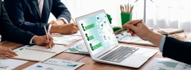 ESG 'nin çevresel sosyal yönetimi, çevre dostu şirket toplantılarında, temiz ve sürdürülebilir gelecekteki ekoloji için çevre korumasını uygulayan iş adamlarıyla dizüstü bilgisayarda sergileniyor. Önde.