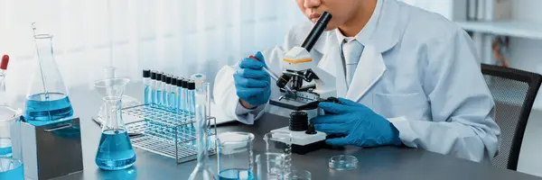 科学者は 新しいワクチン薬や抗生物質を開発するために医療研究室で顕微鏡を使用して化学実験を行います 生物工学研究室と医学研究の概念 — ストック写真