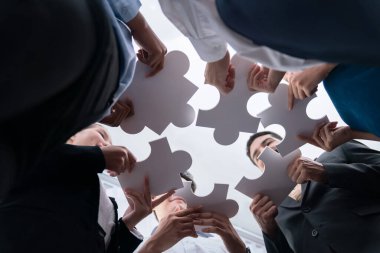 Çeşitli şirket çalışanlarının bakış açısının altında, yapboz parçalarını ortaklık ve takım çalışması konsepti olarak birleştirmek için ofiste işbirliği yapıyorlar. Yapboz 'u birleştirerek iş dünyasındaki birlik ve sinerji. Uyum