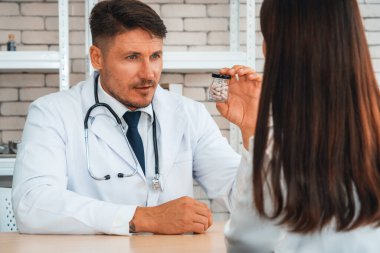 Profesyonel üniformalı doktor hastanedeki ya da klinikteki hastayı muayene ediyor. Sağlık, tıbbi ve doktor servis konsepti. Jivy