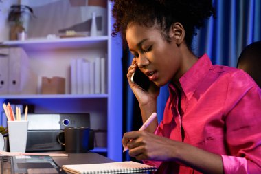 Ciddi yüzü olan güzel bir Afrikalı kadın bu yıl iş planlamacısıyla ilgili danışman ortak arıyor. Piyasa karındaki mevcut durum çözümleri hakkında bilgi pazarı segmenti aranıyor. Tatlandırıcı.