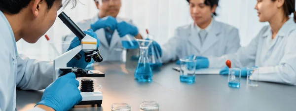 Gruppe Engagierter Wissenschaftler Führt Chemische Experimente Unter Dem Mikroskop Medizinischen — Stockfoto