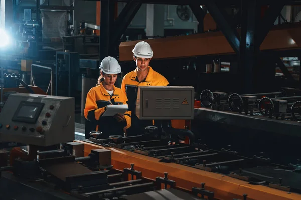 Profesyonel Kalite Kontrol Müfettişi Çelik Makineleri Üretim Süreci Üzerinde Güvenlik — Stok fotoğraf
