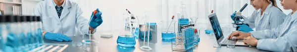 Skupina Specializovaných Vědců Provádí Chemické Experimenty Výzkum Lékařské Laboratoři Jako — Stock fotografie