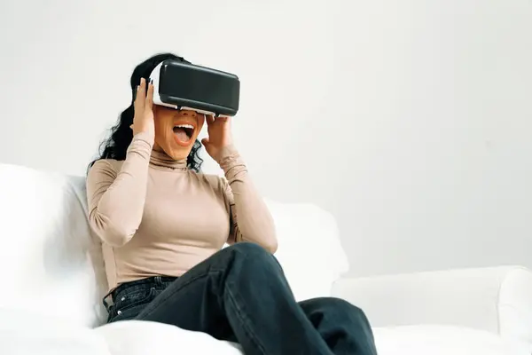 Junge Frau Nutzt Virtual Reality Brille Hause Für Entscheidendes Online — Stockfoto