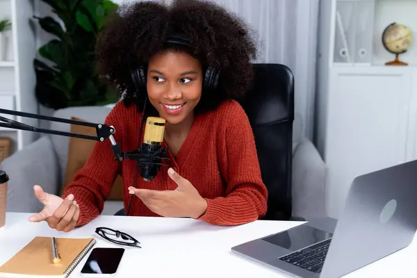 Gastheer Kanaal Van Mooie Afrikaanse Vrouw Influencer Praten Met Nieuwe — Stockfoto