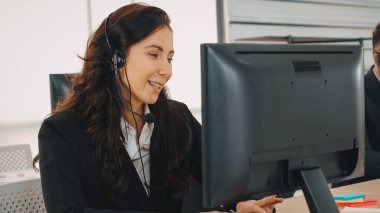 Ofiste çalışan kulaklık takan işadamları uzak müşteri ya da meslektaşlarını desteklemek için çalışıyorlar. Çağrı merkezi, tele pazarlama, müşteri destek acentesi telefon görüşmesinde hizmet sağlıyor. Jivy