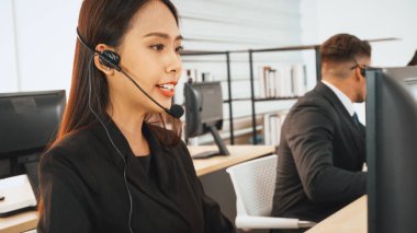 Ofiste çalışan kulaklık takan işadamları uzak müşteri ya da meslektaşlarını desteklemek için çalışıyorlar. Çağrı merkezi, tele pazarlama, müşteri destek acentesi telefon görüşmesinde hizmet sağlıyor. Jivy