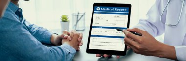 Doktor, doktor muayenehanesindeki genç çifte tablet ve şefkatli sağlık hizmetleri konsültasyonu hakkında tıbbi teşhis raporu göster. Tıbbi atama ve sağlık hizmeti konsepti. Neoterik