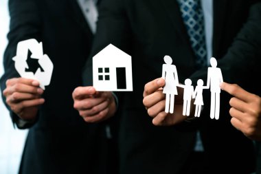 Çevre dostu iş adamları, daha yeşil bir toplum için atık yönetimi ile sosyal ve çevre kavramının kurumsal sorumluluğu olarak çevre dostu ikonlar tutuyorlar. Antika
