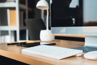 Küçük modern ofisteki ya da evdeki masadaki klavye bilgisayarını kapat. Modaya uygun bir iç mekan. Jivy