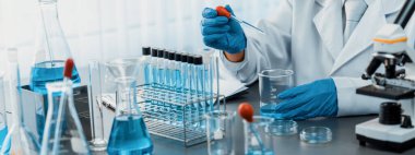 Bilim adamı, aşı ilacı veya antibiyotik için çığır açan gelişmeler olarak tıbbi laboratuvarda kimyasal deneyler ve araştırmalar yürütüyor. İlaç ve biyokimya laboratuvarı. Neoterik
