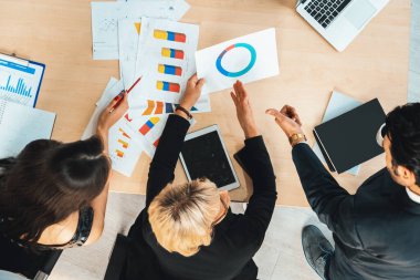 İş adamları grup toplantısı ofiste yukarıdan çekildi. İş kadınları, iş adamları ve ofis çalışanları toplantı masasında proje planlama belgeleriyle takım konferansında çalışıyorlar. Jivy