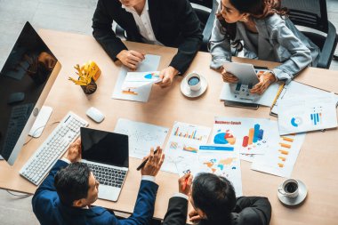 İş adamları grup toplantısı ofiste yukarıdan çekildi. İş kadınları, iş adamları ve ofis çalışanları toplantı masasında proje planlama belgeleriyle takım konferansında çalışıyorlar. Jivy