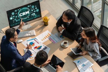 CRM işletme ve işletme için modern bilgisayarda müşteri ilişkileri yönetim sistemi