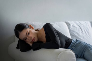 Depresyondaki zihinsel sağlık sorunu olan genç Asyalı kadın aşırı düşünme yorgunluğu, yıkıcı düşünce, asosyal, kaygı ve diğer akıl sağlığı bozukluklarından en yüksek tedaviye ihtiyaç duyuyor. .