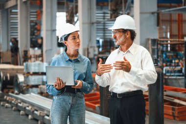 Fabrika müdürü ya da yöneticisi metal fabrikası turuna çıkıyor ve mühendislik denetçisi olarak ağır çelik endüstriyel makine gösterisi liderlik kalitesini denetliyor. Örnek gösteriliyor